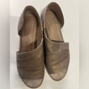 Eileen Fisher Women's Old gold Metallic Taupe flat sandal
